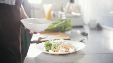 Şef aşçılar salata peynirli - ekler parmesan tabağında, ağır çekim