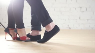 Dansçılar ayakları üzerinde ayakkabı - moda aile çift studio kizomba dans etmek