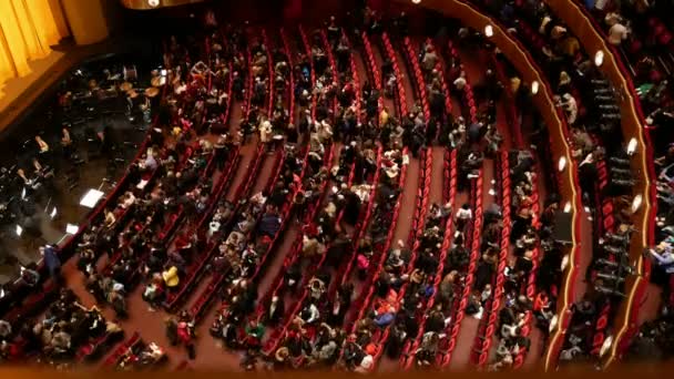 New york, usa - dezember 2017: obere Ansicht der Theaterbesucher, die nach der Vorstellung den Zuschauerraum verlassen — Stockvideo