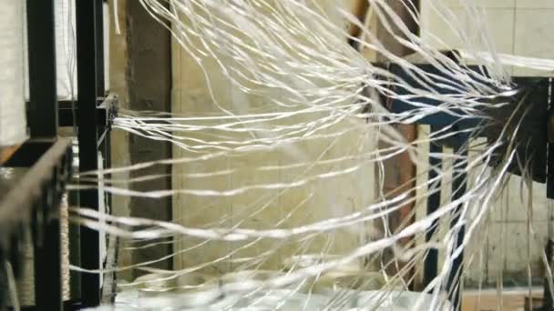 Химическая промышленность - ткань для армирования стеклопластика - часть машиностроительной линии — стоковое видео