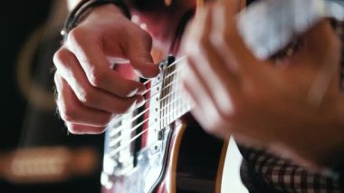 Müzisyen gitar çalıyor, eller yakın çekim