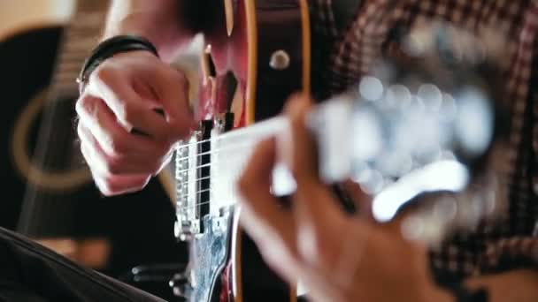 Músico masculino toca la guitarra, las manos cierran — Vídeos de Stock