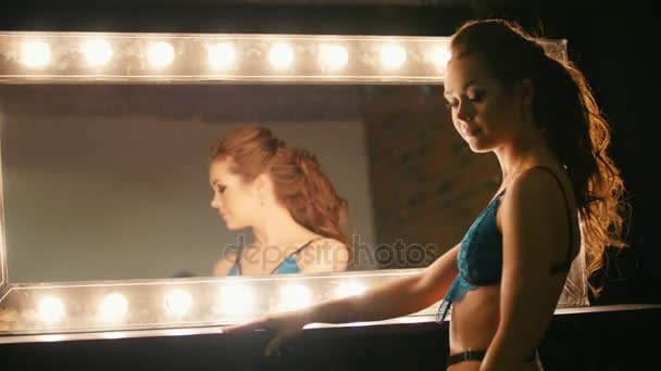 Sensual mujer rubia en ropa interior azul posando cerca del espejo — Vídeos de Stock