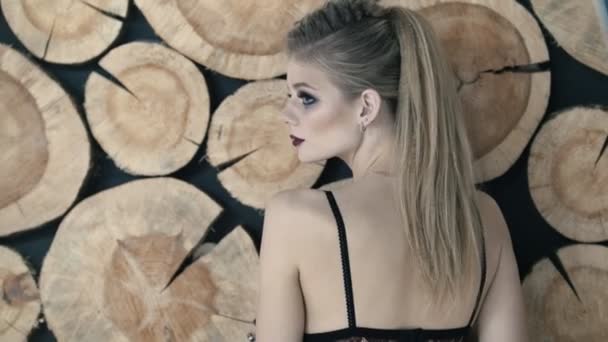 Молодая блондинка соблазнительная модель в нижнем белье позирует фотографу в студии — стоковое видео