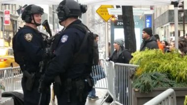 New York, ABD - Aralık, 2017: Manhattan'da Rockefeller center yanında duran Nypd polis erkekler