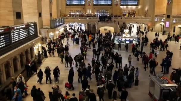 New york, usa - dezember 2017: große zentrale station in new york city - menge von touristen, weihnachtliche dekoration — Stockvideo