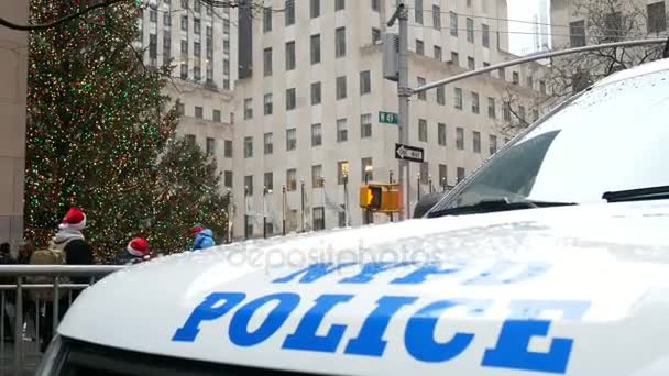 New York, Usa - December 2017: Nypd polis bil stående i Manhattan nära Rockefeller center — Stockvideo