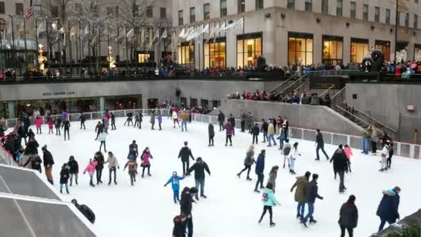 Nova York, EUA dezembro 2017: Rockefeller Center patinação no gelo - decoração de Natal — Vídeo de Stock