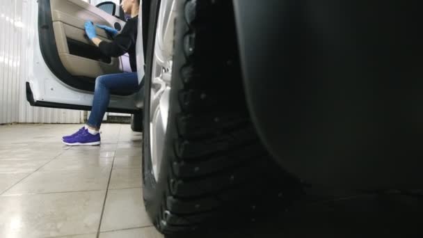 Détails de voiture - femme nettoie le tableau de bord dans un véhicule de luxe — Video