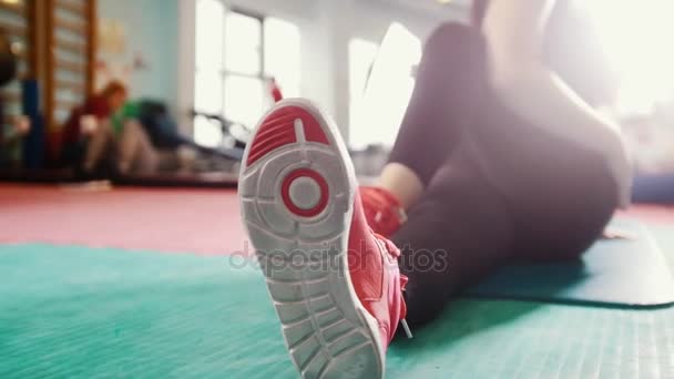 Straching en el gimnasio - mujeres jóvenes que ejercen un estilo de vida saludable en el gimnasio — Vídeos de Stock