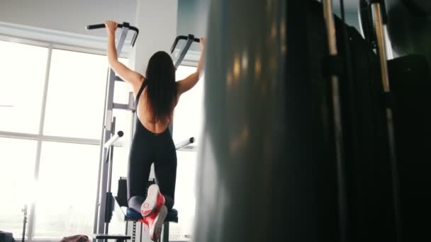 Ung kvinna fitness modell har utbildning i gym - utbildning för sexig kropp - reglaget sköt — Stockvideo