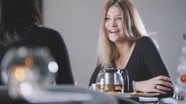 Kafede güzel sarışın genç kadın portresi