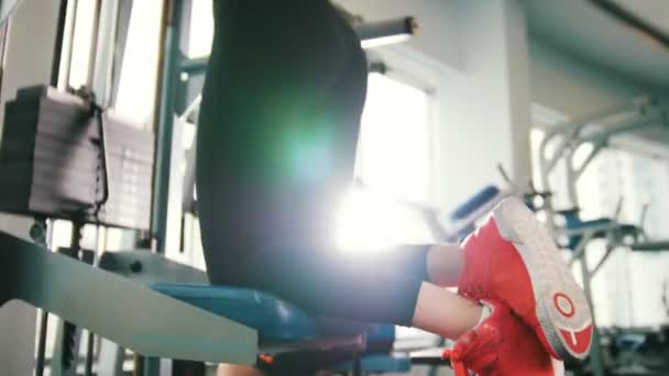 Fitness žena mít trénink v tělocvičně - školení pro ramena