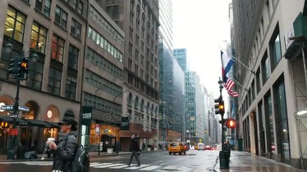 New York, Usa - December 2017: Typisk Amerikan street och korsningen i Manhattan — Stockvideo