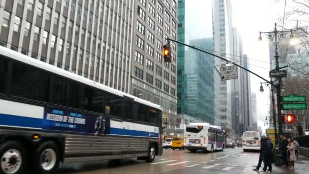 New York, Usa - December 2017: Typisk Amerikan street och road i Manhattan — Stockvideo