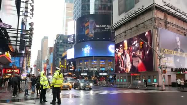 New York, Verenigde Staten - December, 2017: De mening van de straat van Manhattan wolkenkrabbers, ramen, digitale schermen, reclame en politieagenten. — Stockvideo