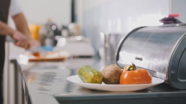 Sebze salatası - de-odaklı kavram, yemek için restoran ve mutfak Şef keser