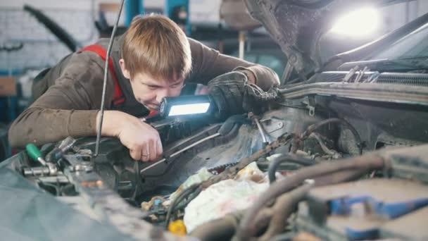 Verificações mecânicas e reparos motor automotivo, reparação de automóveis, trabalhando na oficina, revisão, sob o capô — Vídeo de Stock