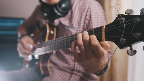 Férfi zenész játszik gitáron, kezében közelről — Stock Fotó