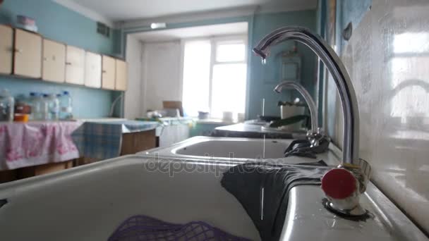 Cozinha soviética pobre - torneira de água corrente com defeito — Vídeo de Stock