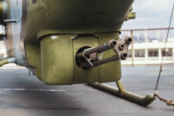Helicóptero da Força Aérea com minigun - arma automática de aviação — Fotografia de Stock