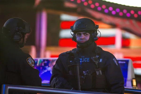 NUEVA YORK, EE.UU. - DICIEMBRE DE 2017: policías de la policía de Nueva York están en Manhattan cerca de Times Square — Foto de Stock