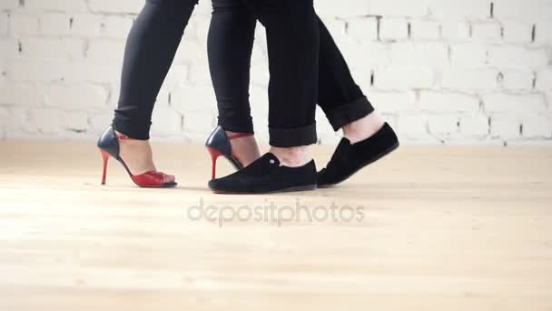 Bailarines pies - familia pareja está bailando kizomba en el estudio — Vídeos de Stock