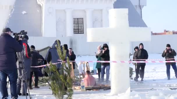 Kazan, Rusko - 19 ledna 2018: ortodoxní křest oslava v Rusku - křest Ježíše Krista - spousta lidí je koupání ve studené vodě poblíž kostela — Stock video