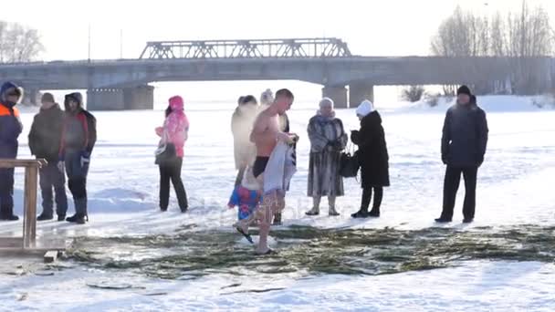 Kazan, Russia - 19 gennaio 2018: Celebrazione del Battesimo Ortodosso in Russia - Battesimo di Gesù Cristo - l'uomo segue nello spogliatoio dopo aver nuotato in acqua fredda — Video Stock