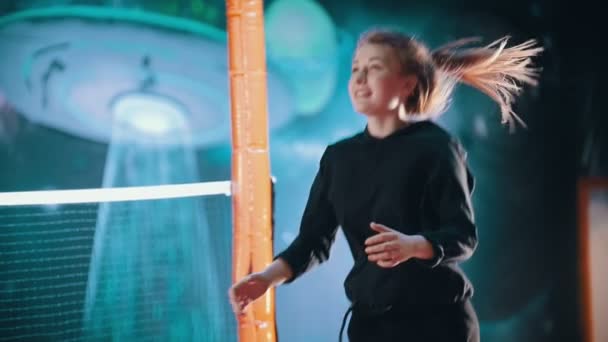 Vrouw acrobaten springen op een trampoline rubber spiegelen trucs, slow-motion — Stockvideo