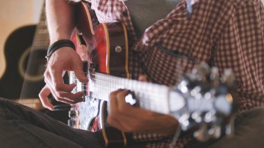 Genç adam besteci müzik bilgisayarda çalışan ses mühendisi oluşturur