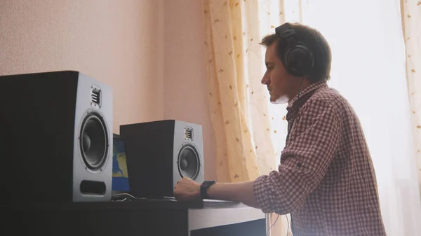 Joven compositor compone música en el ordenador, ingeniero de sonido de trabajo — Foto de Stock