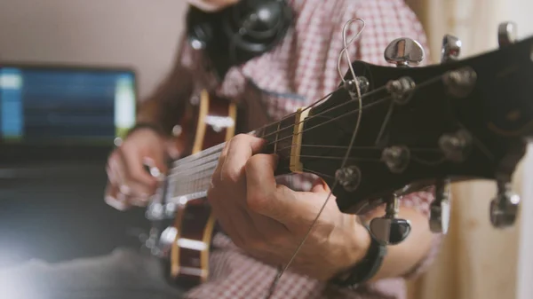 Muzyk mężczyzna gra na gitarze, Zamknij ręce do góry, skupić się na Gryf gitary — Zdjęcie stockowe