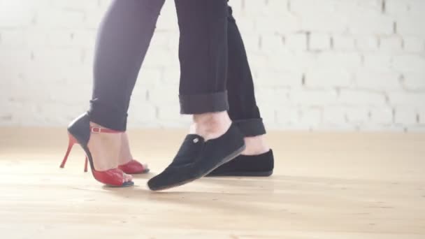 Bailarines pies - familia pareja está bailando kizomba en el estudio — Vídeos de Stock
