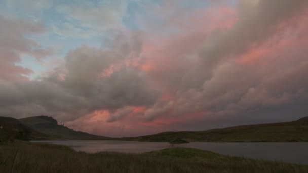 Puesta de sol sobre la montaña Old Man Storr sobre el lago en Escocia, time-lapse — Vídeos de Stock