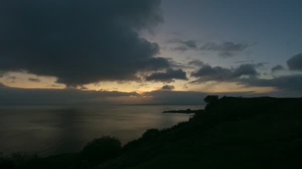 Salida del sol en el mar - Isla de Skye, Región de las Highlands, Escocia - time-lapse — Vídeo de stock