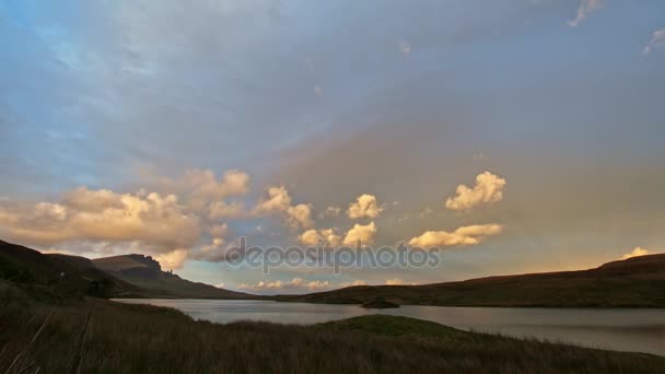 Ηλιοβασίλεμα στα βουνά - Storr γέρος και λίμνη στην Σκωτία, time-lapse — Αρχείο Βίντεο