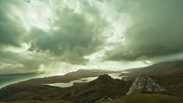 Blick auf Meer und Berge von oben - alter Mann von Storr - Zeitraffer, Insel Skye, Schottland — Stockvideo