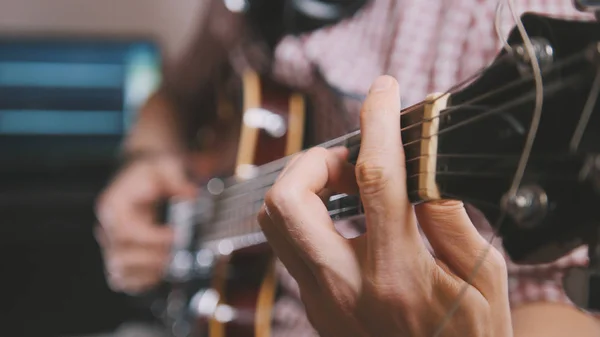 Músico masculino toca guitarra, mãos no ar, foco no painel da guitarra — Fotografia de Stock