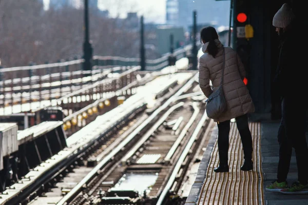 Пассажиры, ожидающие поезд на станции метро — стоковое фото