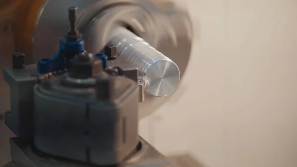 Rosqueamento de peças metálicas na máquina de torno na fábrica, lotes de aparas de metal, conceito industrial, vista frontal — Fotografia de Stock