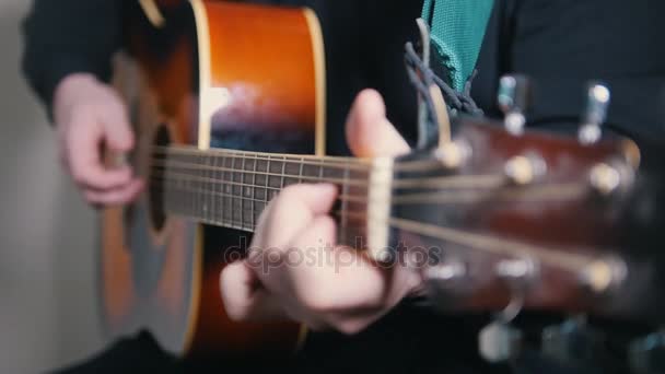 Joven toca la guitarra, las manos cierran — Vídeos de Stock