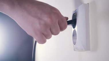 Mans el dediği gibi duvar fişi soketi