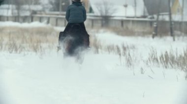 Kar - yavaş hareket dörtnala şapkalı genç kadın