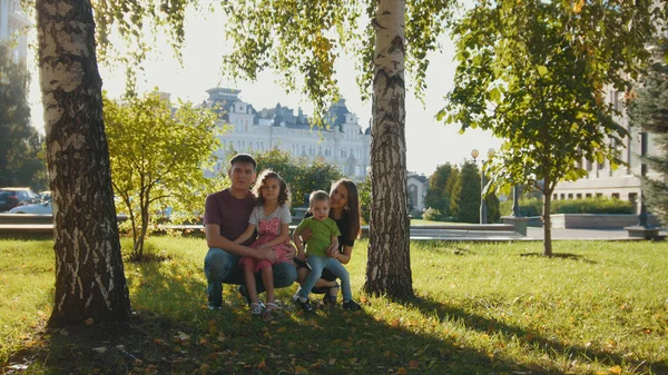 Portret van de familie in zomer park bij zonsondergang-vader, moeder en kinderen — Stockfoto