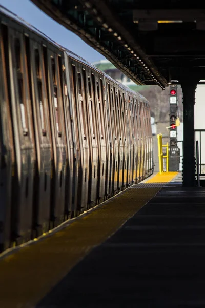 Tunnelbana tåg stående på tunnelbaneservice station — Stockfoto