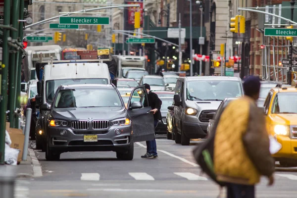 NUEVA YORK, Estados Unidos - Diciembre 2017: carretera concurrida en una gran ciudad con muchos coches y gente — Foto de Stock