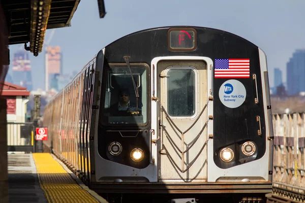 New York, Usa - december 2017: tunneltåg kommer in tunnelbaneservice station — Stockfoto