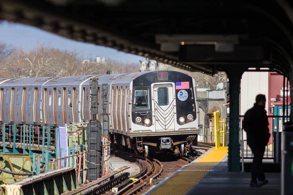 New York, Usa - december 2017: tunneltåg kommer in tunnelbaneservice station svarvning — Stockfoto