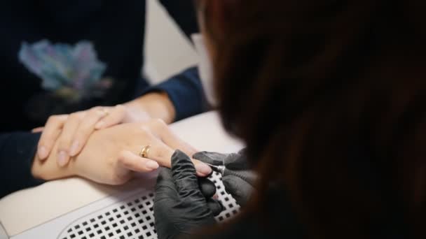 美甲师在医用口罩做指甲美容美发迷人的女人 — 图库视频影像